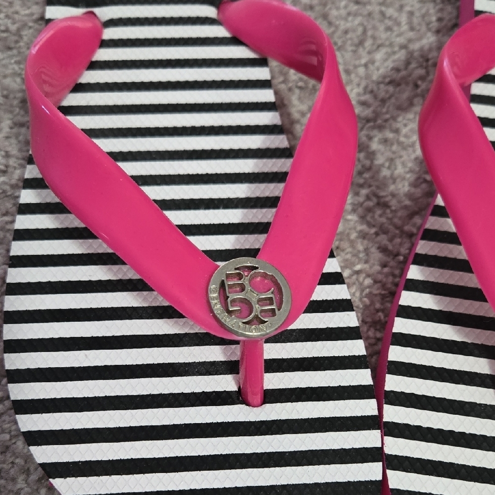 BCBG Pink and Black Flip Flop Sandals - Size 8 - NEW - Picture 2 of 5